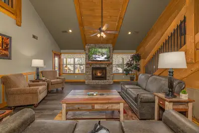 3br, hot tub, pool table. Free attraction tickets!