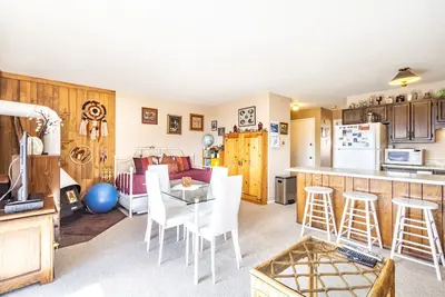Image de Centrally Located Condo w/ Private Balcony & Mountain Views! Close to Skiing