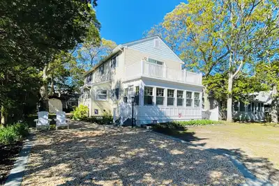 Image de Only 3 blocks to the beautiful St. Peter's Beach of Cape May Point sits this roomy beach house