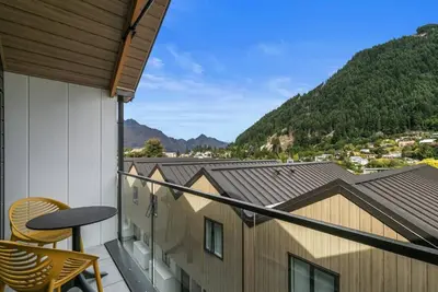 Central Queenstown Apt 13a with Gym, walk to town