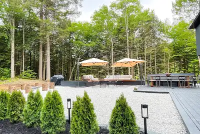 Image de The Quechee Haus: Vt Retreat with Outdoor Hot Tub