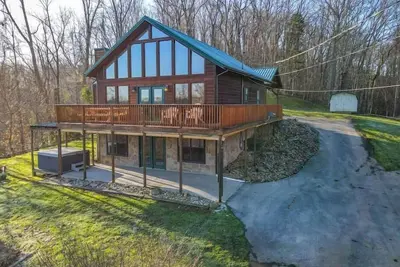 Image de Dog Friendly! Views! Hot Tub! Close to Pf! Gsmnp