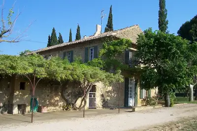 Image de Bastide traditionnelle avec piscine insolite proche d’Orange
