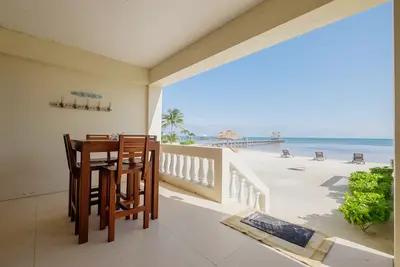 Image de Ocean's Edge 1b, Gorgeous Beachfront Condo, Ground-floor and Steps from Beach!