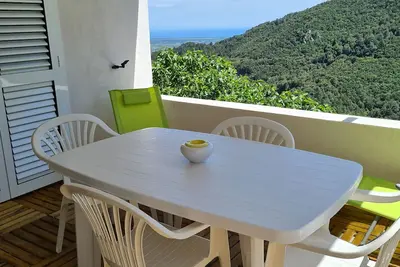 Image de Charmant rez de maison de village type T2 vue sur la mer et maquis