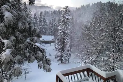 Image de True Log Cabin, located 4 miles  from Snow Valley, with an Awesome wooden Deck.