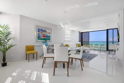 Image de Newly Renovated 3 Bdr/2b, On Isla Verde Beach View And Mountain Views!