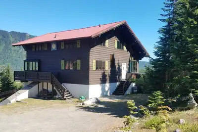 Image de European Alpine Lodge with Stunning Mountain Views- Room for the entire Family!
