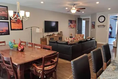 Image de Luxury Moab DTown 4Bd, 3Bth, Sleeps15, Pool, Spa, Garage, Bikes, 6Tvs, Low Fees, Parking