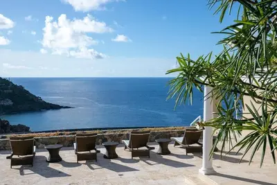 Image de Maria Bluff Estate- Modern Renovations, Sprawling Layout & Stunning Views!