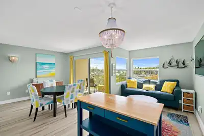 Image de Top Floor - Downtown Condo with Marina Waterfront View