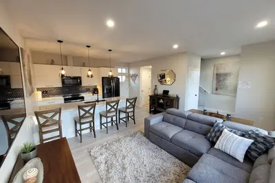 Image de 2-Min Lake Stroll: Chic 2-Bed Downtown Gem! \r\n\r\n