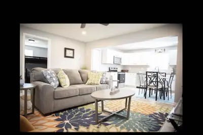 Image de Lots of parking! Level yard! Spacious-Colorful Charm the Whole Family Will Love