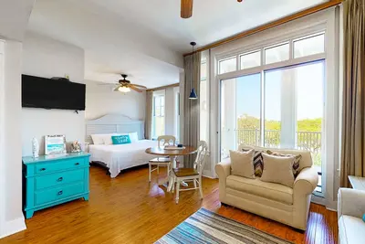 Image de Fourth-floor studio with shared pool, fast WiFi, washer/dryer, & central Ac