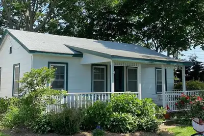Image de North Fork water-view Cottage in coveted beach hamlet New Suffolk.