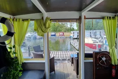 Image de Radeau \"Priepert 2\" dans la région des lacs du Mecklembourg avec terrasse couverte