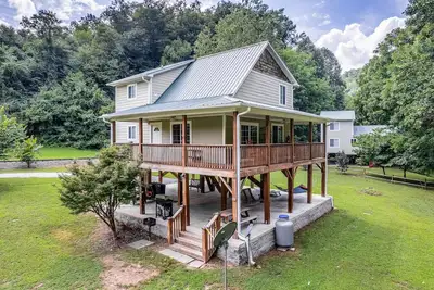 Image de Riverfront gem w/wraparound deck, horseshoes, firepit, hot tub, WiFi - 2 dogs Ok