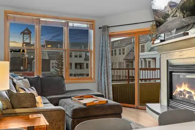 Stylish & Bright Mountain Getaway W/ Shared Pool/Hot Tubs - Walk to Lifts