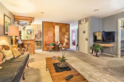 Image de Artsy Getaway ~ 8 Miles to Downtown Kansas City!