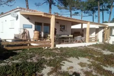 Image de Bungalow nouvellement rénové  en bord de plage avec terrasse