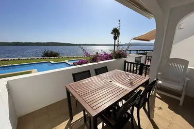Image de Vues. Zone de baignade en mer. Piscine