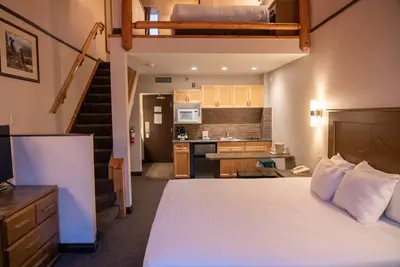 Image de Loft Suite Along Banff Ave. | Mountain View!