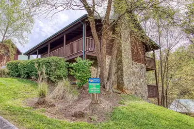 Image de 2 King Bedroom Cabin with Private Hot Tub, Pool Table & Arcade