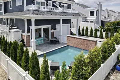 Image de Amenities Galore! ! ! Welcome to -Out of the Blue- your brand-new luxury shore retreat