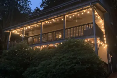 Image de 7th Heaven - Rustic cabin with hot tub, pool table, close to Hawksnest!