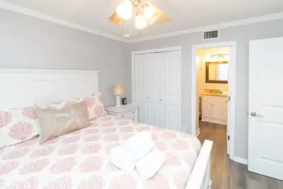 Image de Balcony overlooks Beautiful Ocean View, just steps away from sand!