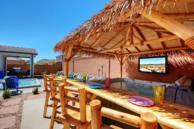 Image de Tiki Oasis at Ladera 325, Private Swimming Spa, Hot tub, and Community Pool