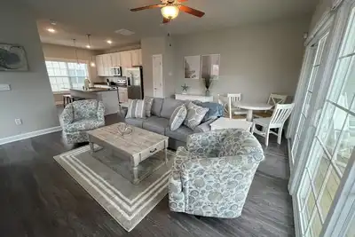 Image de Driftwood: Coastal Retreat Blocks from Beach