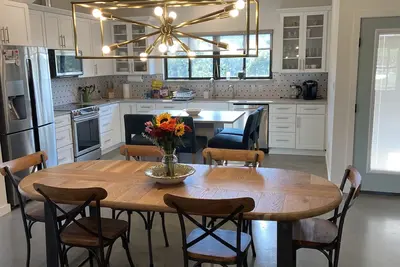 Image de Sunset Retreat on Acreage - Short Drive to Downtown
