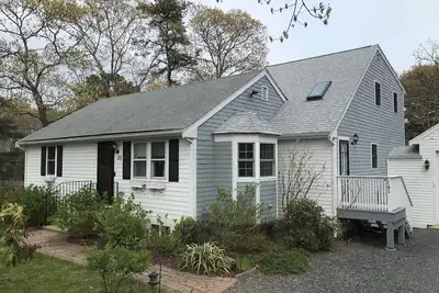 Cape Cod Getaway - close to beaches, shopping and more
