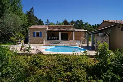 Image de Maison avec piscine sur terrain clôturé