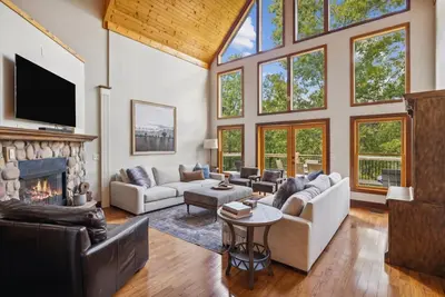 Image de Upscale Private Spacious Lodge, Mountain Views, Fire Pit, Arcade Games, Hot Tub