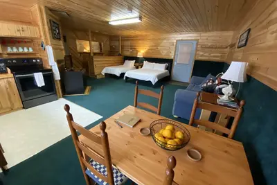 Image de Spacious Studio apartment. Private parking w/garage.