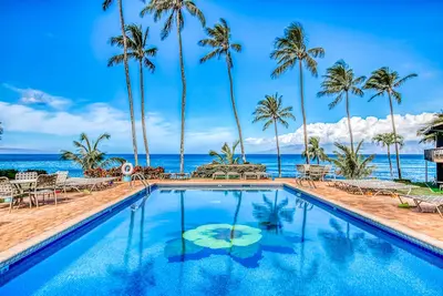 Image de Oceanfront second-floor condo with pool, water view & high-speed WiFi