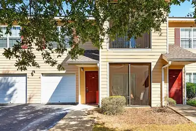 Image de Open Concept Au Townhome w/Pool! Pets Welcome!