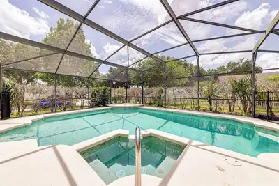 Image de Make Yourself at Home on our Private Pool Deck with Spa