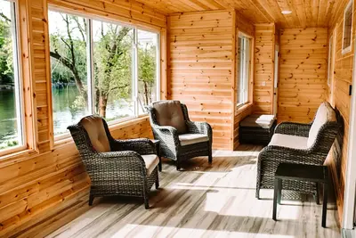 Image de Large Family Home with Private Dock and Launch Ramp