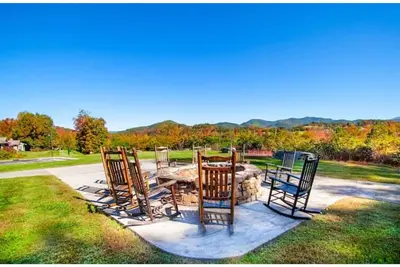 Gorgeous Cades Cove Condo with Community Pool!