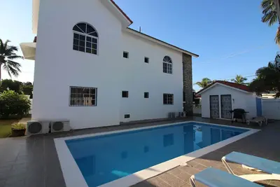Image de 6bd villa, centrally located, guest-friendly, fully equipped, pool/Tv/fast WiFi