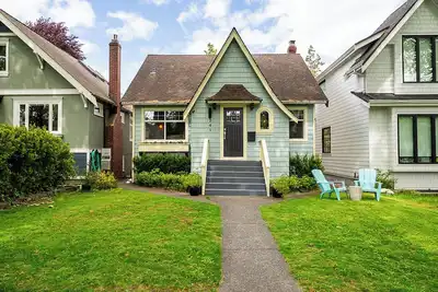 Image de Cambie corridor character home with great outdoor space. So walkable.