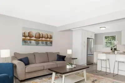 Image de Large Group Paradise - Blocks From Uncc