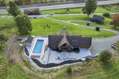 Image de Indoor Heated Pool, 13 Bedrms, 3 Lux Cabins, Private Clubhouse