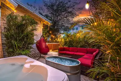 Image de Bio-Hackers! Beach 1 Mile, Cold Plunge, Sauna, Hot Tub, Xbox, Walk to Downtown!