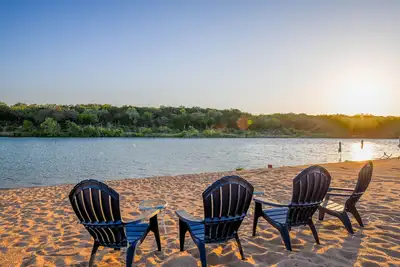 Image de Sunset Beach Bungalow- Lakefront w/ Views & Beach