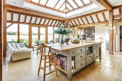 Image de Luxurious private, river frontage, boats & hotub