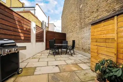Image de Beautiful 2 Bed House in Wandsworth with Secure Parking /  Outdoor Space